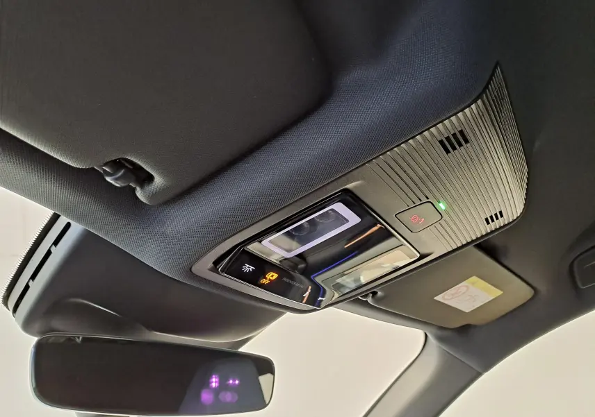 Plafonnier intérieur avec commandes et rétroviseur dans une CUPRA TERRAMAR 2025 blanc Nevada, vue vers le toit.