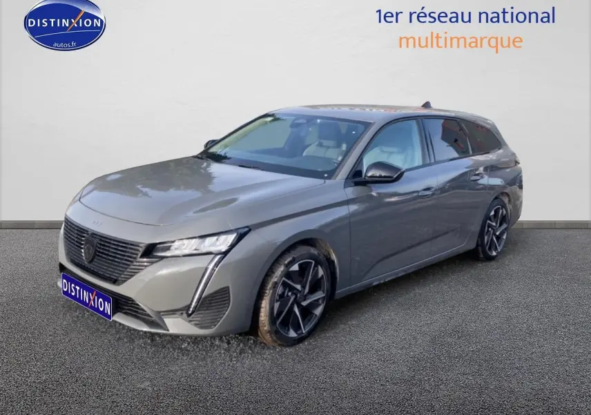 Peugeot 308 SW gris sellenium vue 3/4 avant droit avec jantes alliage et phares LED distinctifs.
