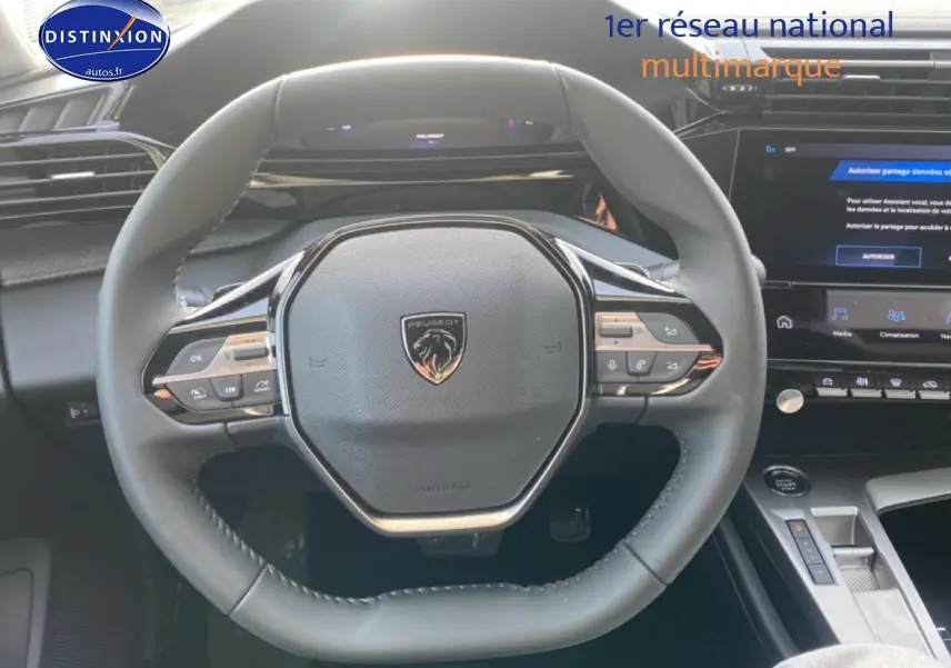 Vue rapprochée du volant multifonction de la Peugeot 308 SW 2025 avec tableau de bord et écran tactile.