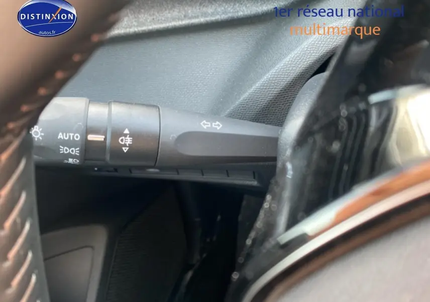 Gros plan sur la commande des phares et clignotants à gauche du volant dans un Peugeot 308 SW gris sellenium.