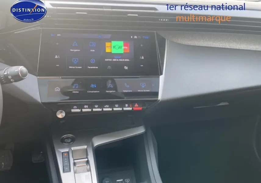 Vue intérieure centrée sur la console centrale et l'écran tactile du Peugeot 308 SW gris sélénite, version 2025.