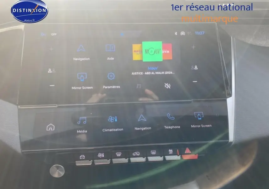 Vue intérieure du tableau de bord tactile de la Peugeot 308 SW 1.2 hybrid 145 allure gris sélénite, affichant les commandes multimédia.