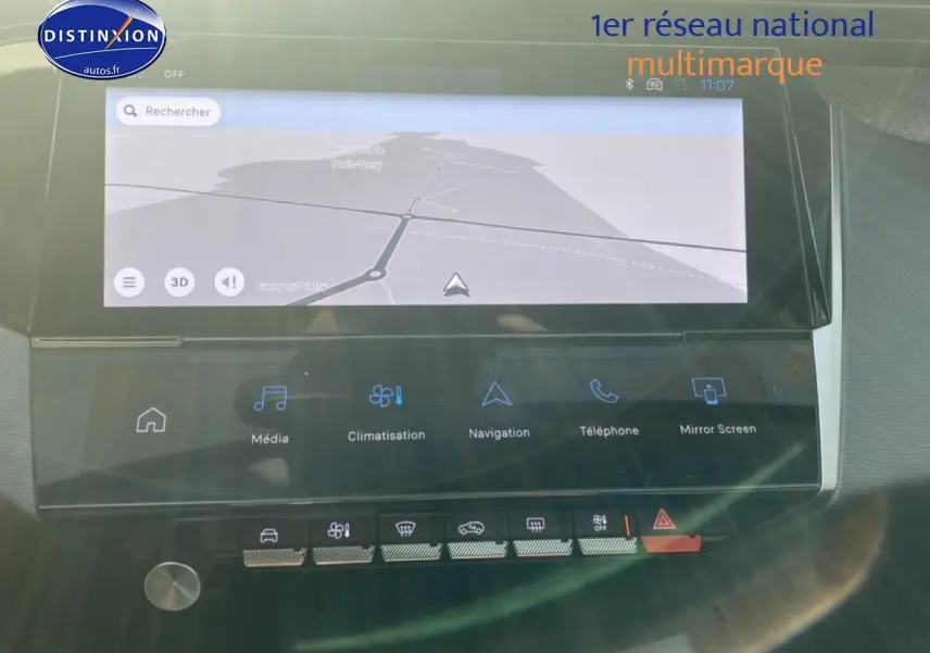 Vue rapprochée de l'écran tactile central du Peugeot 308 SW gris sélénite, affichant la navigation.
