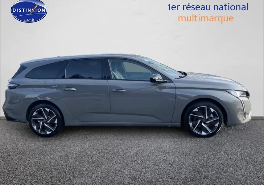 Profil droit d'une Peugeot 308 SW gris sélénite 2025 avec jantes alliage et vitres arrière surteintées.