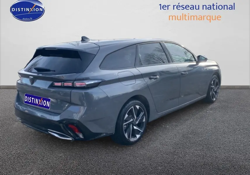 Peugeot 308 SW gris sellenium vue 3/4 arrière droit avec jantes alu et vitres arrière surteintées.