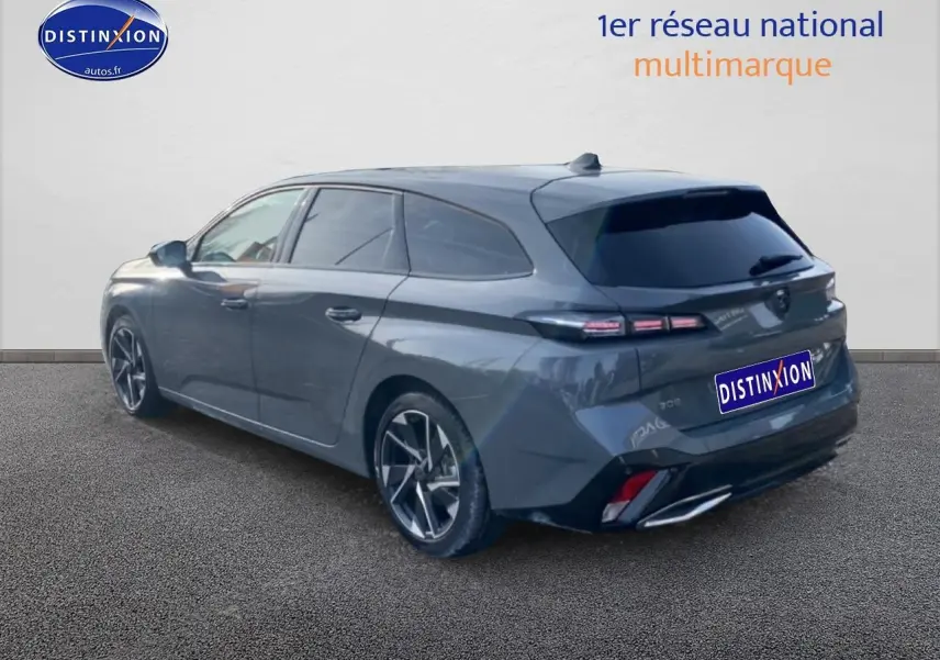 Peugeot 308 SW gris sellenium vue 3/4 arrière côté gauche avec jantes alu et vitres arrière surteintées.