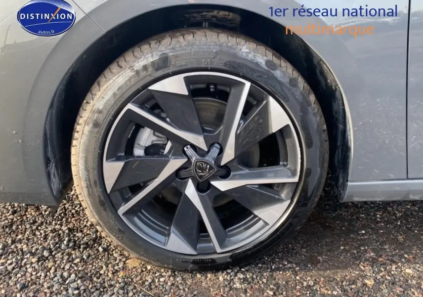 Gros plan sur la roue arrière droite avec jante alu bicolore du Peugeot 308 SW gris sellenium.