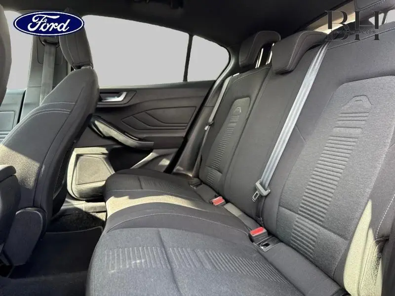 Vue intérieure côté droit de la banquette arrière noire de la Ford Focus 1.0 EcoBoost 2020 avec ceintures grises.