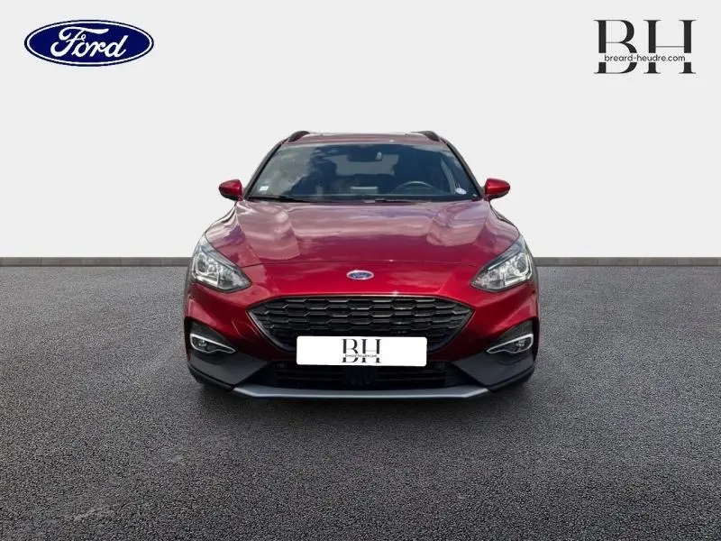 Vue de face d'une Ford Focus 1.0 EcoBoost 125ch en rouge Premium Candy avec calandre noire et phares LED.