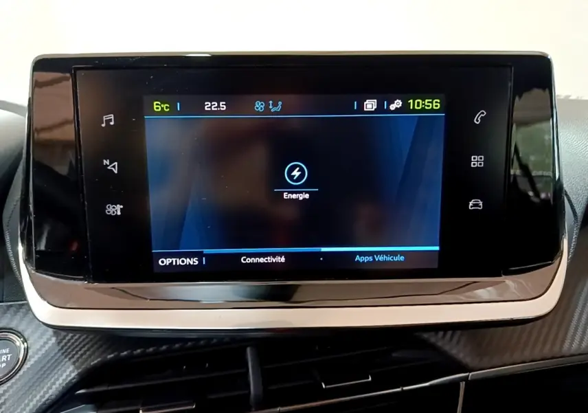 Écran tactile central du tableau de bord de la Peugeot 208 électrique Active Business, affichant le menu énergie.