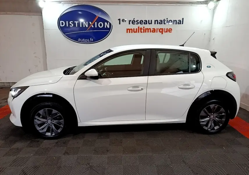 Peugeot 208 électrique Active Business blanc vue de profil côté gauche, avec jantes foncées et antenne arrière.