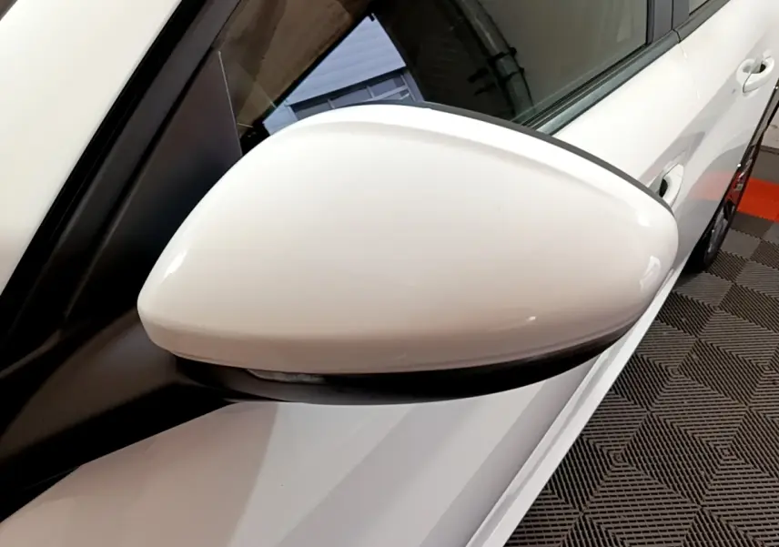 Rétroviseur blanc côté gauche de la Peugeot 208 Electrique Active Business 2021, vue rapprochée en angle avant.