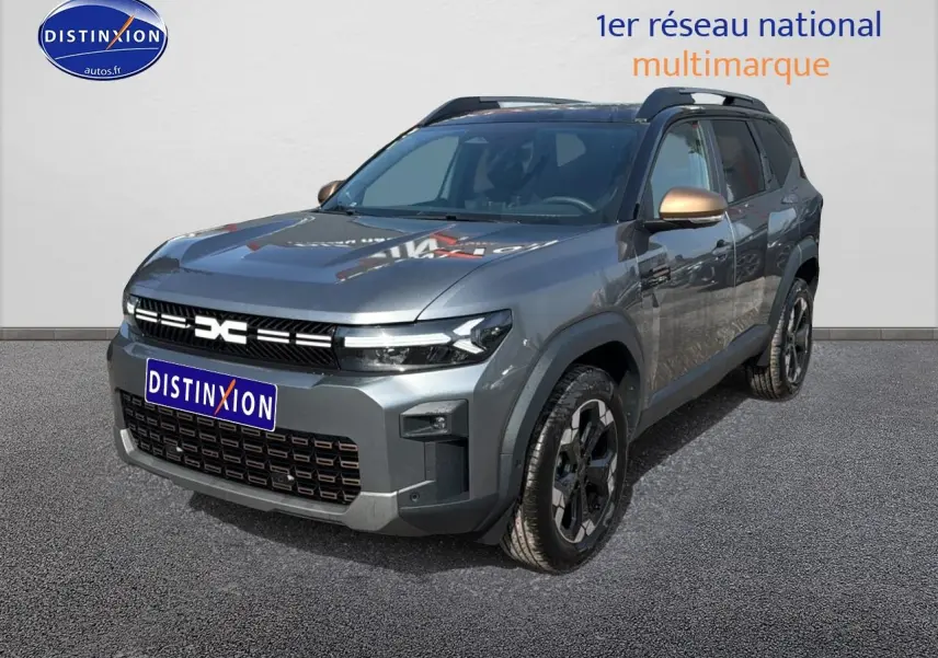 SUV Dacia Bigster gris schiste en 3/4 avant droit avec jantes alu et rétroviseurs bronze métallisé.