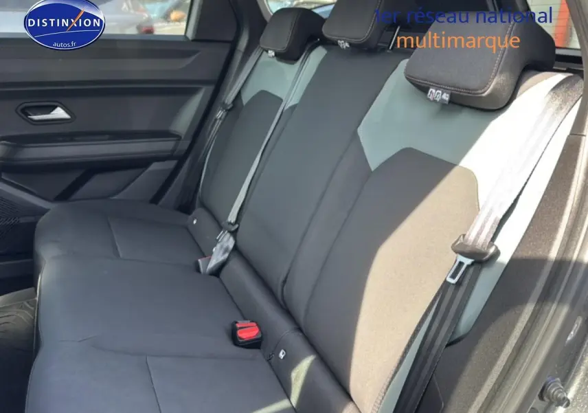 Vue latérale droite de la banquette arrière grise et noire du Dacia Bigster avec ceintures de sécurité visibles.