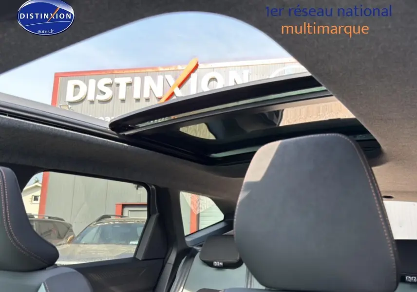 Vue intérieure du toit ouvrant panoramique et des sièges avant du Dacia Bigster gris schiste, avec ciel visible à travers le toit.