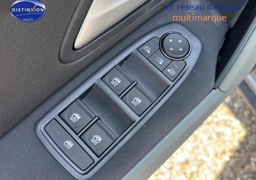 Gros plan sur les commandes des vitres et rétroviseurs côté conducteur du Dacia Bigster gris schiste.