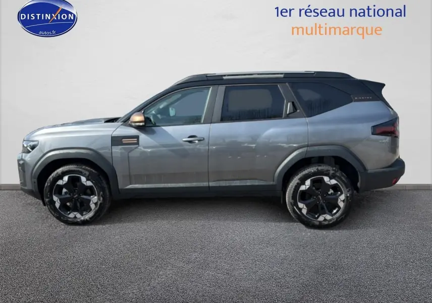 Vue latérale droite du Dacia Bigster gris schiste avec toit noir et jantes alu distinctives.