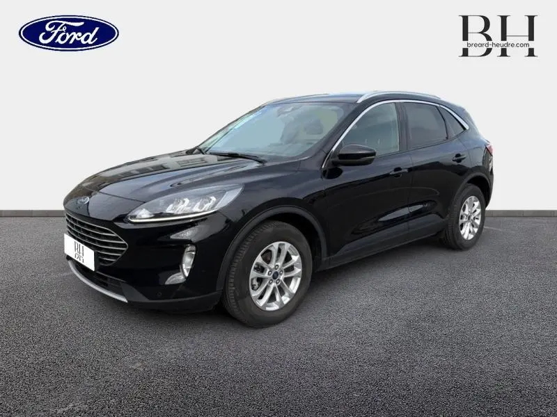 Ford Kuga noir Agate métallisé vu en 3/4 avant droit avec toit ouvrant panoramique électrique visible