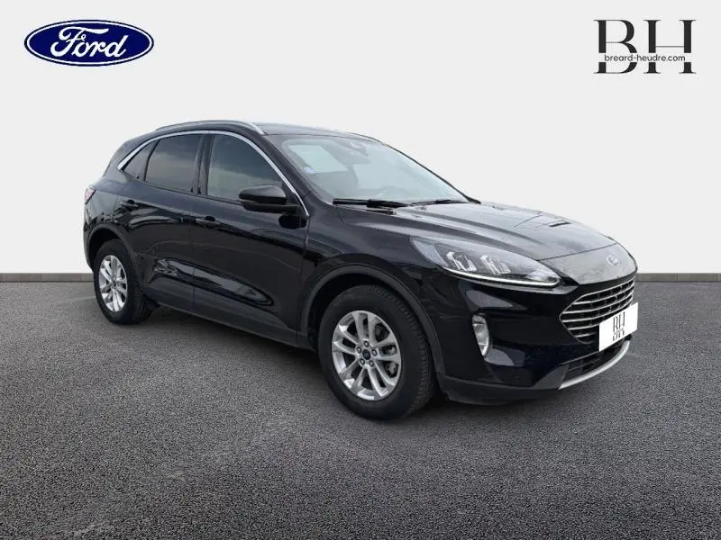 Ford Kuga noir Agate métallisé en vue 3/4 avant droit, avec toit ouvrant électrique panoramique visible.