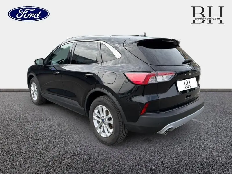 Ford Kuga noir agate métallisé vu en 3/4 arrière droit avec toit ouvrant panoramique et jantes alu.