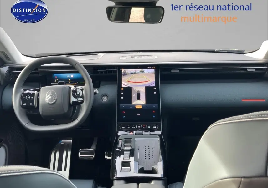 Vue intérieure avant du Citroën C5 Aircross noir 2026, avec tableau de bord moderne et écran tactile central affichant la caméra de recul.