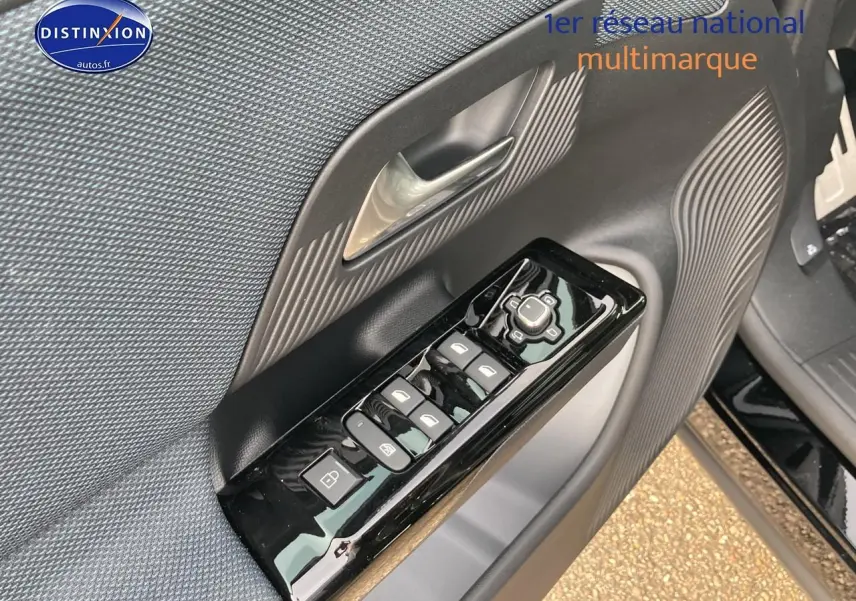 Gros plan sur la porte avant gauche noire du Citroën C5 Aircross 2026 avec commandes de vitres et rétroviseurs.