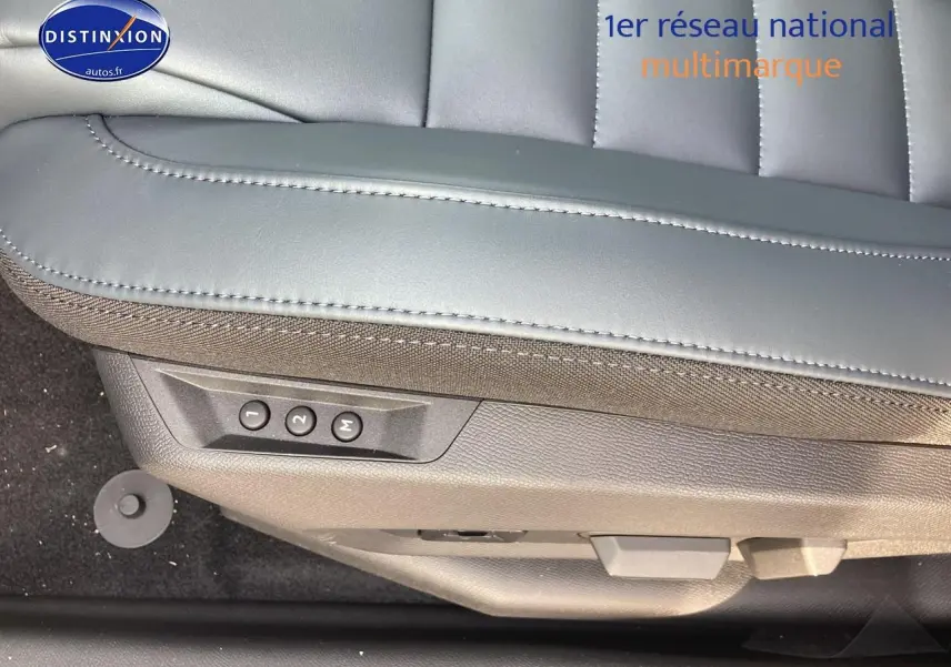 Détail du siège conducteur noir avec commandes mémoire sur le côté gauche dans un Citroën C5 Aircross 2026.