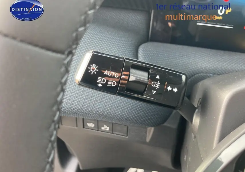 Gros plan sur la commande des phares et clignotants du Citroën C5 Aircross 2026, intérieur tissu bleu.