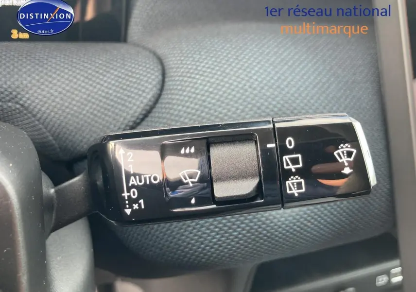 Gros plan sur la commande de l'essuie-glace intérieur d'une Citroën C5 Aircross noire, tableau de bord texturé visible.