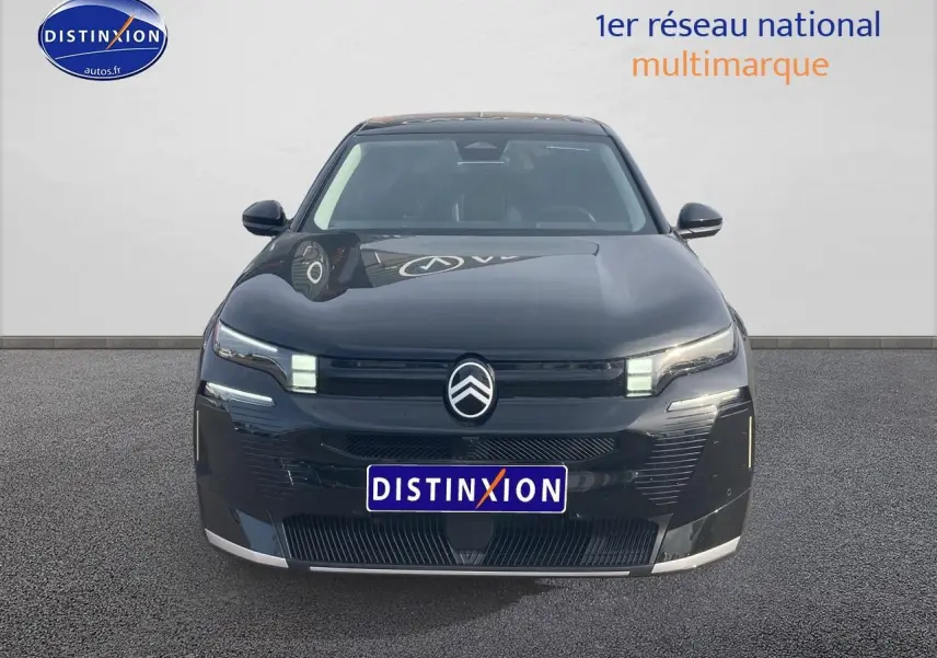 Vue de face du Citroën C5 Aircross noir 2026 avec phares LED allumés et logo distinctif au centre.