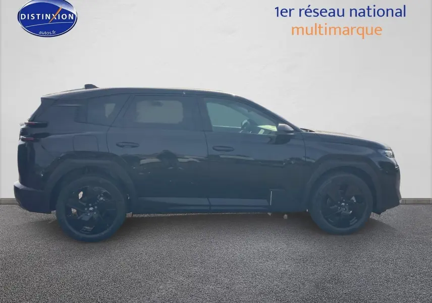 Profil droit du Citroën C5 Aircross noir 2026 avec jantes noires et vitres teintées sur fond clair.