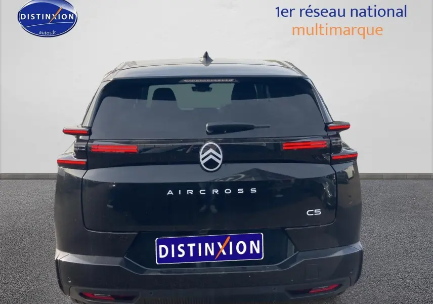 Vue arrière d'un Citroën C5 Aircross noir 2026 avec feux arrière LED horizontaux et lunette arrière surteintée.