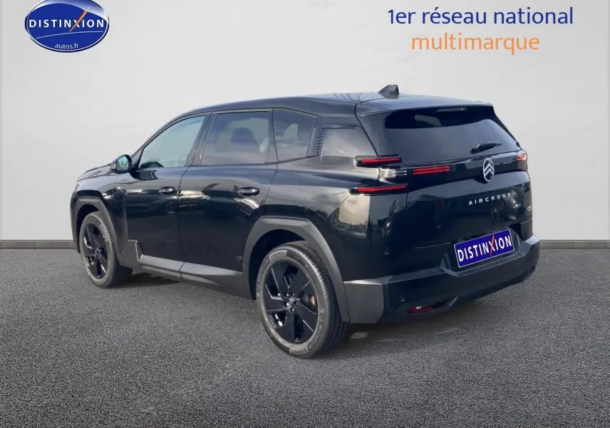 Vue 3/4 arrière droite d'un Citroën C5 Aircross noir 2026 avec jantes noires et feux arrière LED distinctifs.