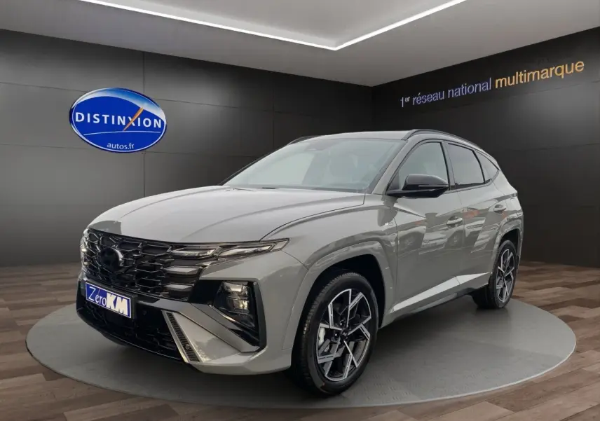Hyundai Tucson 1.6 Hybrid N Line gris foncé vu en 3/4 avant droit avec calandre noire et jantes sport.