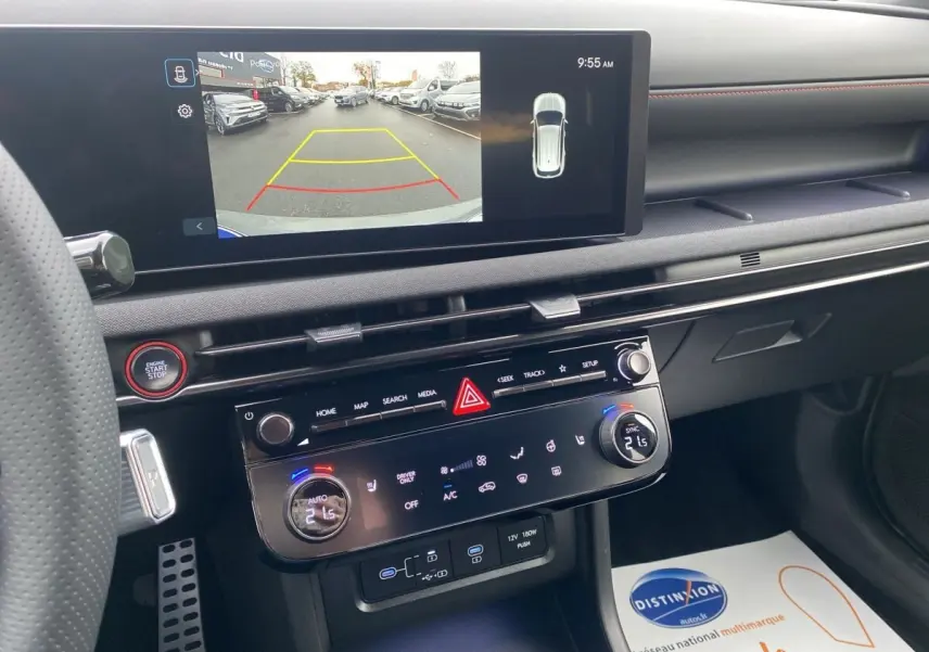 Vue intérieure du tableau de bord du Hyundai Tucson 2026 avec écran tactile affichant la caméra de recul et commandes climatisation.