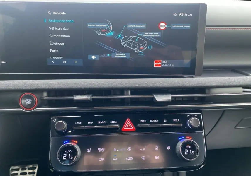 Vue rapprochée du tableau de bord du Hyundai Tucson gris foncé, avec écran tactile et commandes climatisation digitales.