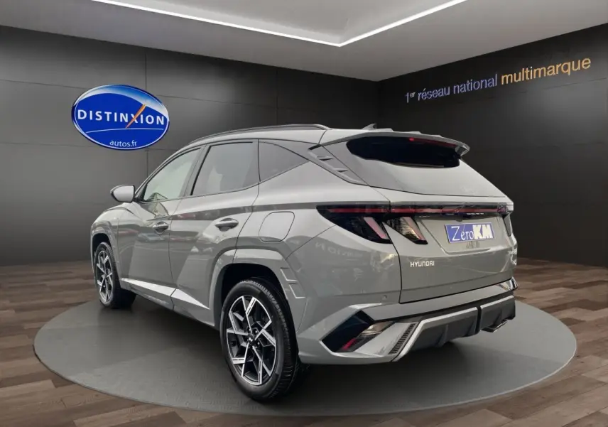 Vue 3/4 arrière droite du Hyundai Tucson gris foncé avec jantes alliage et feux arrière LED étirés.