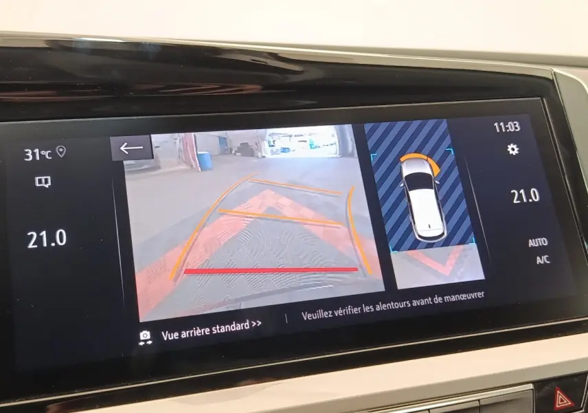 Écran tactile intérieur montrant la caméra de recul et l’aide au stationnement du SUV Opel Grandland noir hybride 2023.