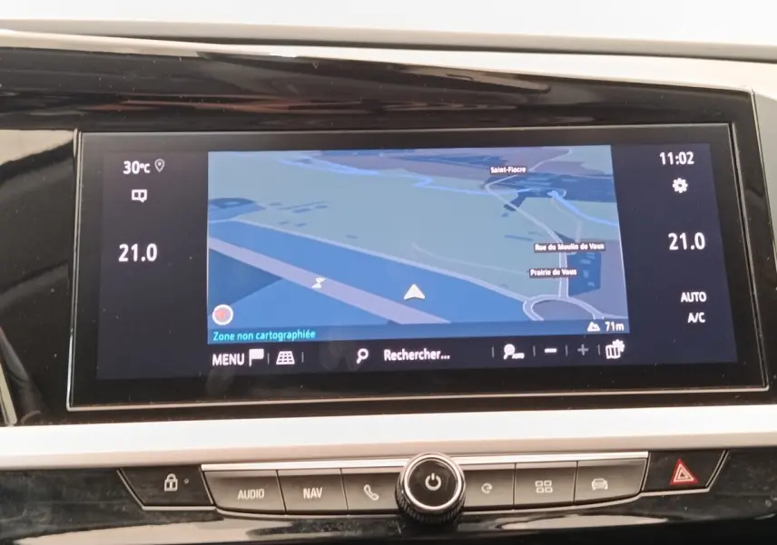 Écran tactile central du système de navigation 3D de l’Opel Grandland Hybride 2023, affichage couleur et commandes.