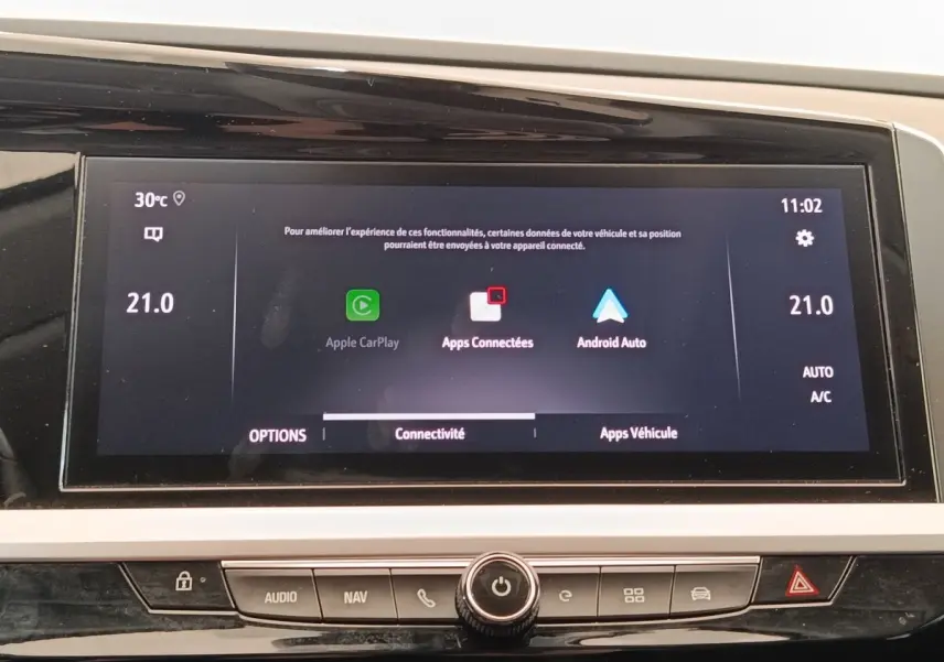 Écran tactile central affichant Apple CarPlay et Android Auto dans l’habitacle d’un Opel Grandland noir.