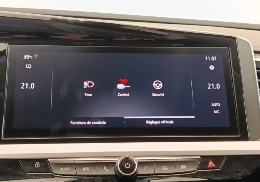 Écran tactile central de l’Opel Grandland Hybride 225 ch, affichant les réglages de confort et sécurité.