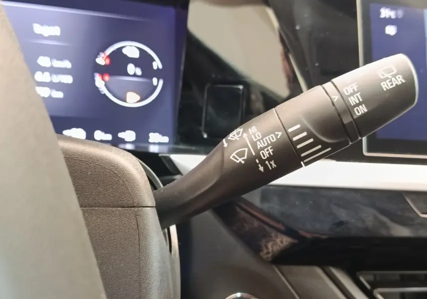 Gros plan sur la commande des essuie-glaces dans l’habitacle noir de l’Opel Grandland hybride 2023.