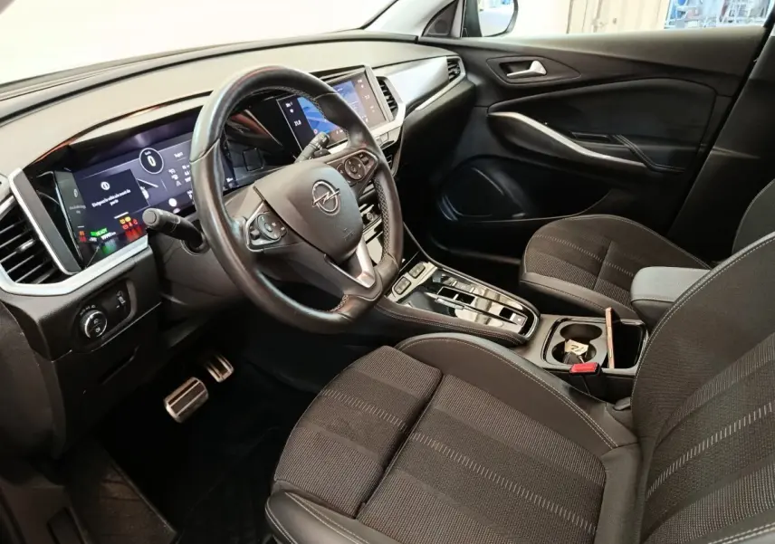 Intérieur avant droit de l’Opel Grandland hybride 2023, volant cuir alu multifonctions et tableau de bord numérique.