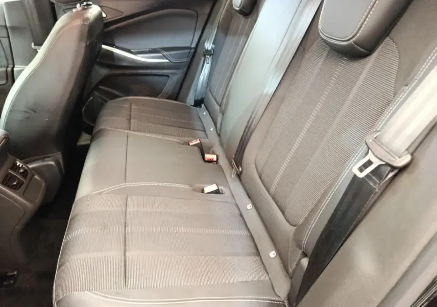 Vue intérieure côté droit des sièges arrière noirs en tissu et cuir de l’Opel Grandland Hybride 225 ch Elegance Business 2023.