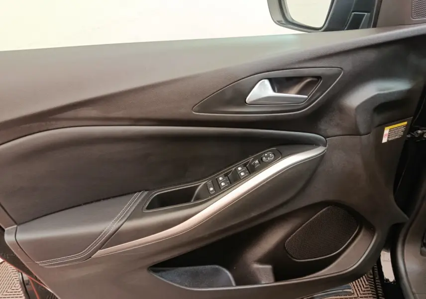 Vue intérieure côté gauche de la porte avant noire de l'Opel Grandland hybride avec commandes électriques et poignée alu.