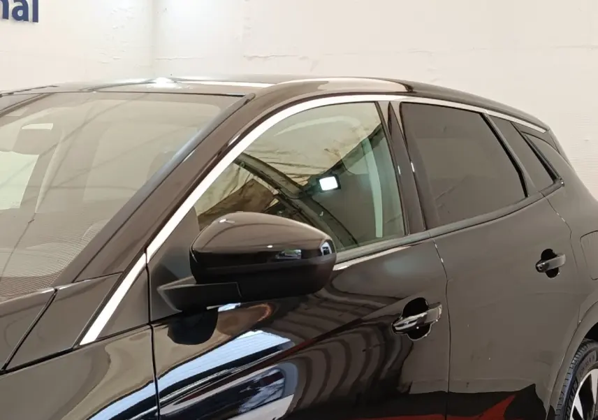 Vue latérale gauche d’un Opel Grandland hybride rechargeable noir brillant avec rétroviseur et poignées de porte visibles.