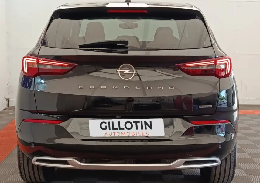 Vue arrière d'un Opel Grandland noir 2023 avec feux LED et logo central sur hayon lisse.