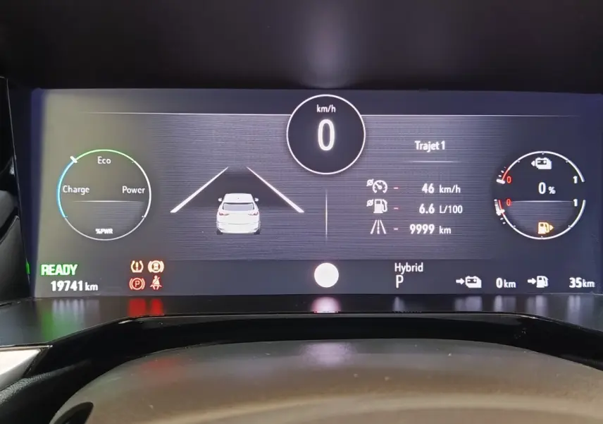 Tableau de bord numérique de l'Opel Grandland hybride, affichage vitesse, autonomie et aides à la conduite.