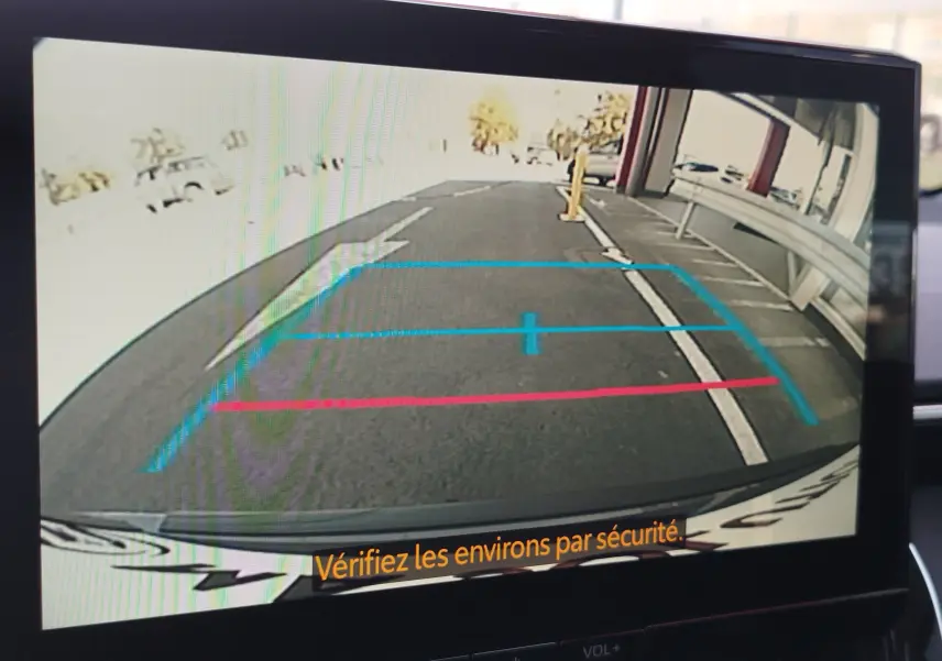 Affichage de la caméra de recul de la Toyota Corolla Touring Sport gris Atlas, vue arrière avec lignes de guidage colorées.
