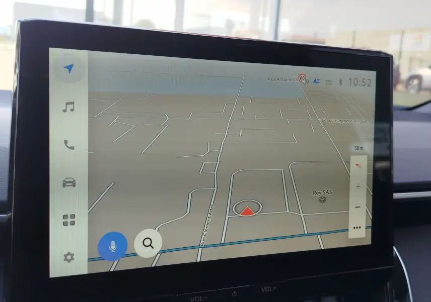 Écran tactile de navigation du Toyota Corolla Touring Sport 2026, affichant une carte routière en intérieur véhicule.